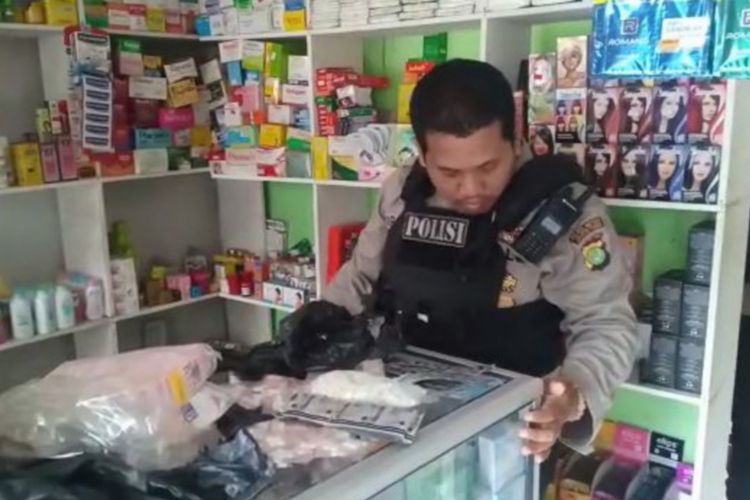 Polisi gerebek toko yang jual obat keras berkedok toko kosmetik di Jatinegara, Jakarta Timur, Rabu malam (16/1/2019)