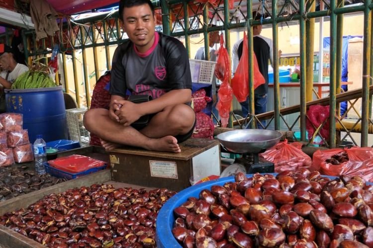 Roni, salah seorang pedagang jengkol di Pasar Baru Bekasi, Bekasi Timur, Kota Bekasi, Rabu (23/1/2019).