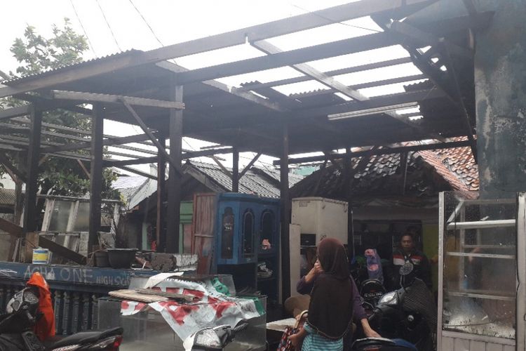 Kondisi sebuah rumah di Kelurahan Lagoa, Jakarta Utara, rusak akibat diterjang angin kencang, Jumat (25/1/2019).