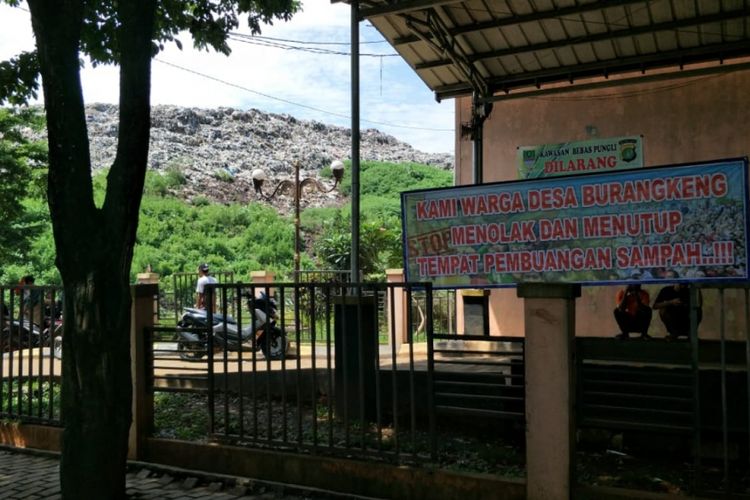 Tampak spanduk bertuliskan Kami Warga Desa Burangkeng Menolak dan Menutup Tempat Pembuangan Sampah dipasangan di area Tempat Pembuangan Akhir (TPA) Burangkeng, Kabupaten Bekasi, Senin (4/3/2019). 