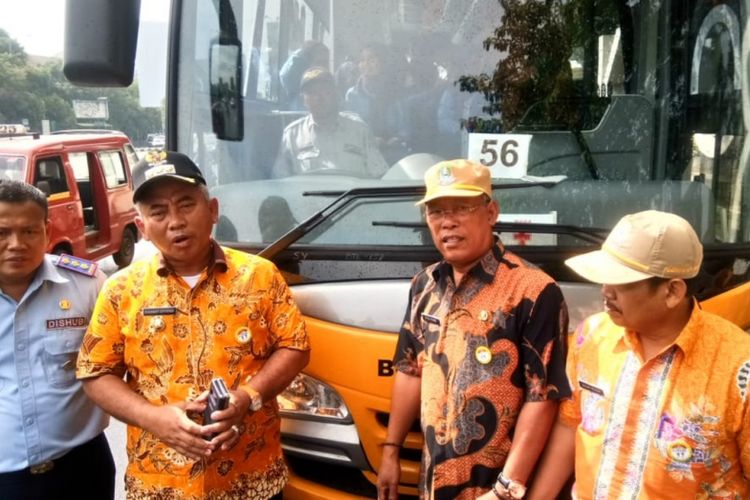 Wali Kota Bekasi Rahmat Effendi beserta jajaran saat peresmian peluncuran bus sekolah, Kamis (10/1/2019).