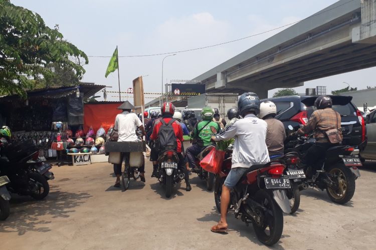 PKL berdagang di pinggir Jalan Kalimalang, Kota Bekasi, Rabu (10/10/2018). Keberadaan PKL itu membuat arus lalu lintas di kawasan itu macet.