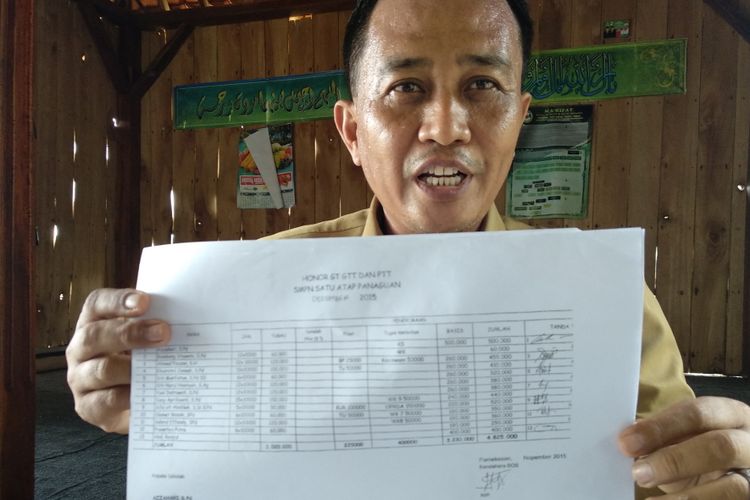 Bambang Irianto, Wakil Kepala Sekolah SMPN Satu Atap Panaguan Kecamatan Proppo saat membeberkan beberapa data penggunaan dana BOS di sekolahnya.