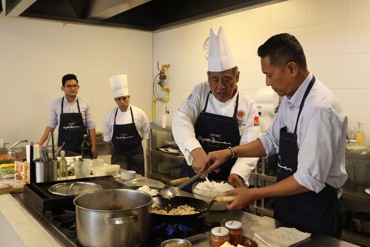 Chef Widjiono Purnomo sedang memeragakan cara memasak makanan khas Indonesia sebagai bagian dari Festival de Gastronomia de Indonesia yang berlangsung di Buenos Aires, Argentina, 8-12 April 2019. 