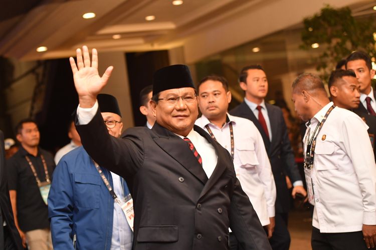 Capres nomor urut 02 Prabowo Subianto tiba di lokasi untuk mengikuti debat capres putaran keempat di Hotel Shangri-La, Jakarta, Sabtu (30/3/2019). Debat itu mengangkat tema Ideologi, Pemerintahan, Pertahanan dan Keamanan, serta Hubungan Internasional. 