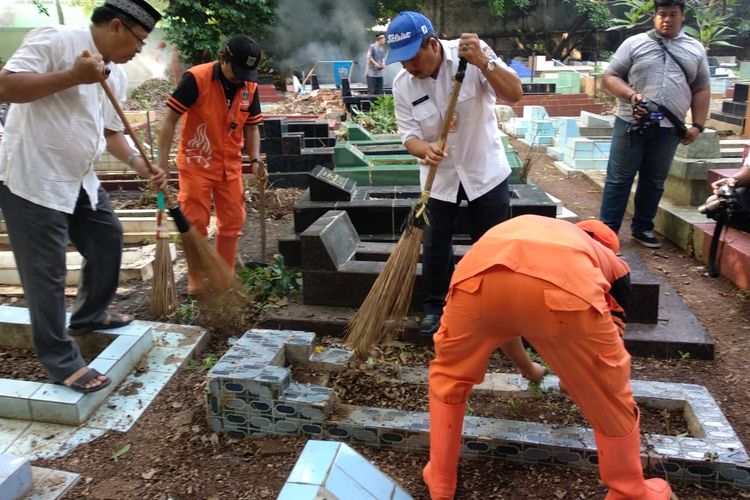 Petugas PPSU membersihkan kawasan makam Pangeran Jayakarta jelang HUT DKI Jakarta, Rabu (12/6/2019).