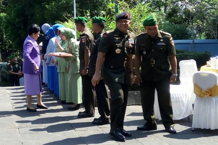 Panglima TNI Gatot Nurmantyo berziarah di Makam Presiden Soeharto di Astana Giribangun, Karanganyar, Jawa Tengah, Selasa (19/9/2017)