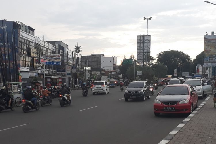 Tampak mobil parkir sembarangan di Jalan Ir. Juanda, Kota Bekasi, Selasa (15/1/2019).