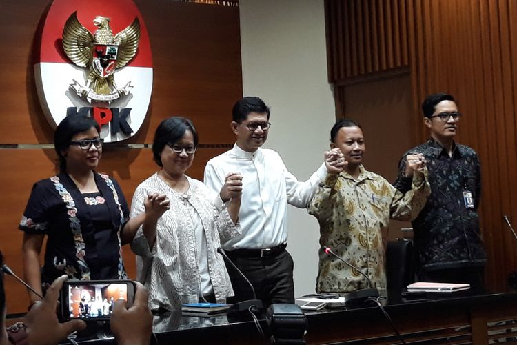 Wakil Ketua KPK Laode M Syarif dan Tim Pemantau Komnas HAM dalam jumpa pers di Gedung KPK Jakarta, Jumat (16/3/2018).