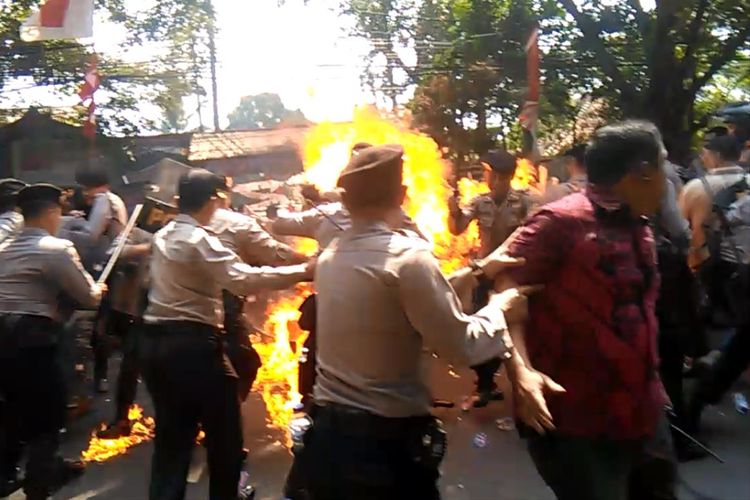 Detik-detik api membesar dan melukai empat orang anggota polisi dalam aksi unjukrasa gabungan elemen mahasiswa di Cianjur, Jawa Barat, Kamis (15/08/2019) siang yang berujung ricuh