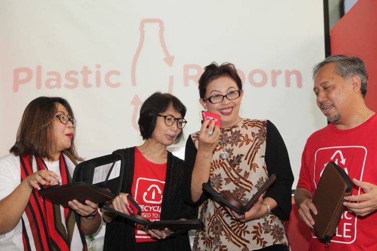 Tas multifungsi hasil olahan botol plastik ditunjukkan ada peluncuran program Plastic Reborn oleh Coca Cola di 100 Eatery, Senayan, Jakarta, Selasa (27/2/2018)