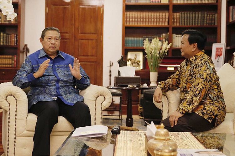 Ketua Umum Partai Gerindra Prabowo Subianto (kanan) menerima kunjungan Ketua Umum Partai Demokrat Susilo Bambang Yudhoyono di kediaman Prabowo, Jalan Kertanegara, Jakarta Selatan, Senin (30/7/2018). Pertemuan tersebut merupakan tindak lanjut dari komunikasi politik yang dibangun kedua partai untuk Pilpres 2019.