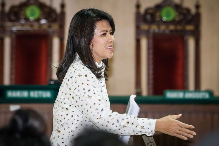 Tim kuasa hukum Basuki Tjahaja Purnama alias Ahok, yaitu Fifi Lety Indra yang merupakan adik kandung Ahok, Josefina Agatha Syukur (tengah), dan Daniel kanan, bersiap mengikuti sidang Peninjauan Kembali (PK) vonis dua tahun penjara terhadap Ahok di Pengadilan Negeri Jakarta Utara, Jakarta, Senin (26/2/2018). Dalam persidangan tersebut majelis hakim telah memeriksa bukti baru atau novum yang diberikan tim kuasa hukum, dan majelis hakim tidak langsung memutuskan permohonan PK Ahok diterima atau ditolak, namun Keputusan akhir akan dilakukan Mahkamah Agung.