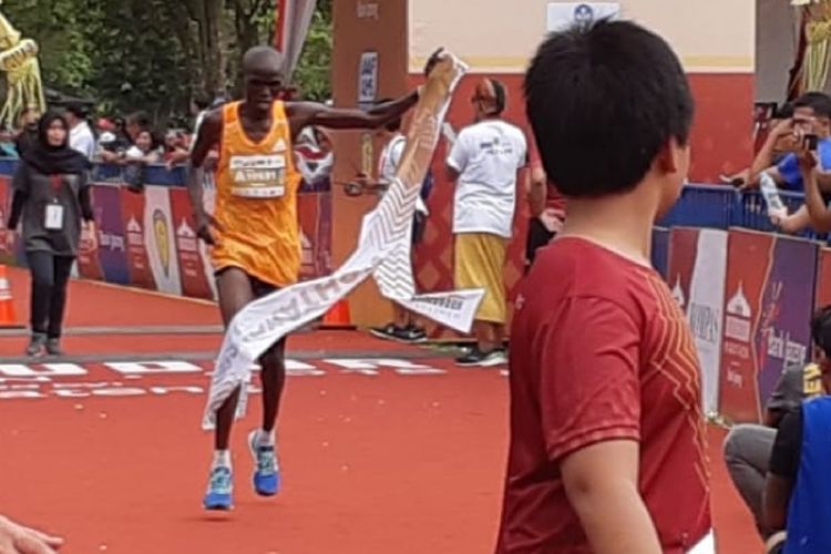Pelari dari Kenya Geoffrey Birgen menjadi pelari kategori Marathon pertama yang memasuki garis finish. 