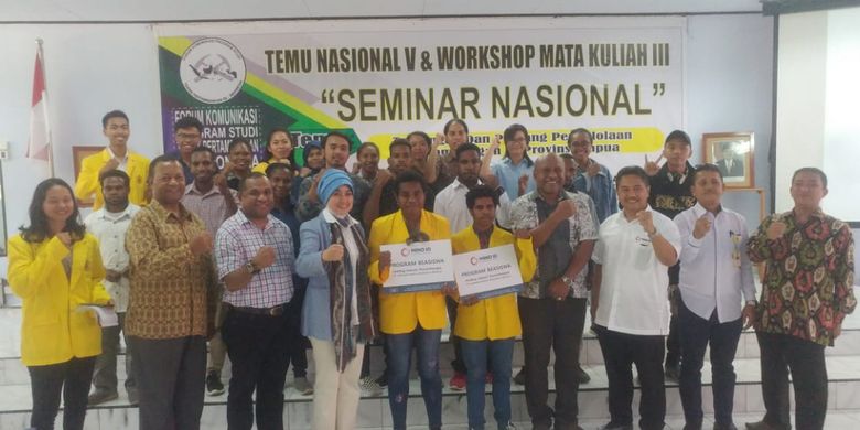 MIND ID berikan beasiswa kepada 10 mahasiswa Universitas Cendrawasih (Uncen) pada acara Temu Nasional dan Workshop Mata Kuliah III Forum Komunikasi Program Studi Teknik Pertambangan se-Indonesia 2019, di Kampus Uncen, Jayapura, Papua, Jumat (23/8/2019). 