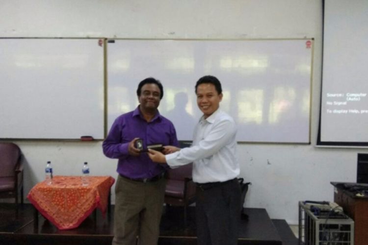 Profesor tamu dari Australia Indonesia Center (AIC), Saman Halgamuge, berbagi pengalaman dan tips dalam bidang riset dan akademik, termasuk penulisan ilmiah di hadapan mahasiswa UGM (14/5/2018)