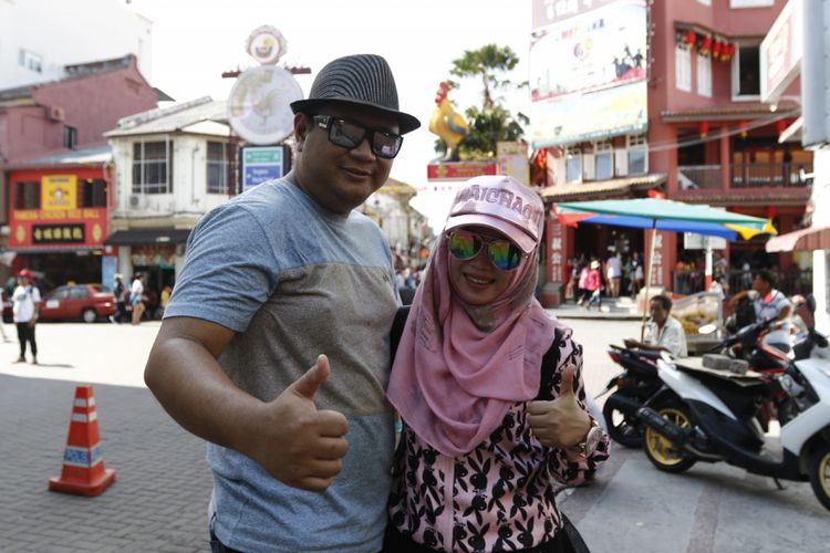 Deni Puguh Darianto berfoto bersama sang isteri saat mengunjungi Jonker Street, Melaka, Malaysia, Sabtu (28/10/2017). Deni bersama isteri menjadi salah satu peserta Federal Oil Goes to Sepang, dan mendapatkan kesempatan menonton langsung MotoGP Sepang.