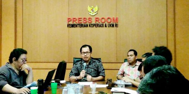 Deputi Bidang Pembiayaan Kementrian Koperasi dan Usaha Kecil Menengah (UKM) Braman Setyo (tengah) saat konfrensi pers di Kemenkop UKM, Jakarta, Jumat (13/1/2017).