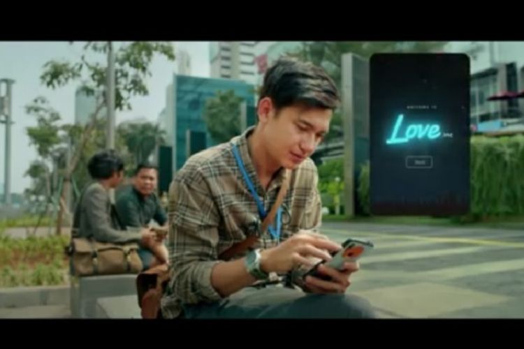 Potongan gambar dari video teaser film Love For Sale 2. Adipati Dolken ternyata berperan sebagai Ican yang akan ditemani Arini (Della Dartyan).