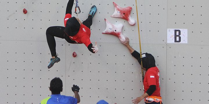 Regu panjat tebing Indonesia Rajiah Salsabilah (kiri) dan Puji Lestari beraksi pada babak kualifikasi speed relay putri Asian Games 2018 di Arena Panjat Tebing Jakabaring, Palembang, Sumatera Selatan, Senin (27/8/2018).