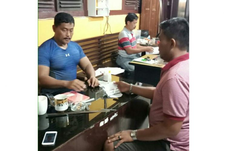 Kepala Satuan Resnarkoba Polres Banyumas Ajun Komisaris Sambas Budi Waluyono (kiri) memeriksa tersangka transaksi narkoba melalui media sosial Instagram, Rabu (15/11/2017).