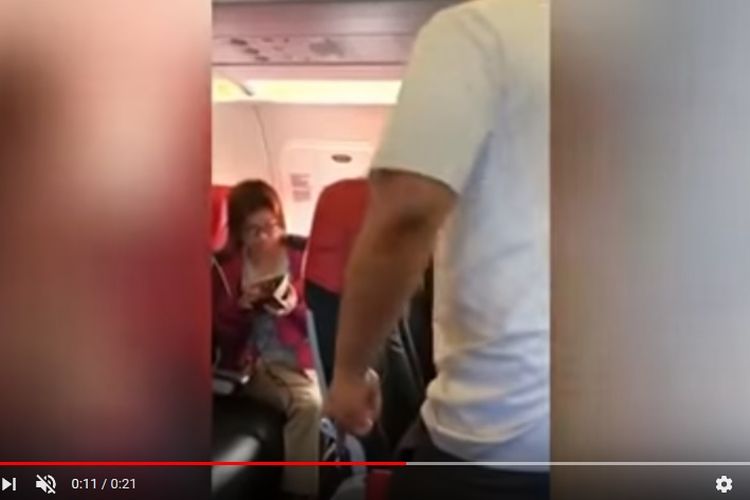 Seorang penumpang AirAsia menyebabka keributan dalam penerbangan karena pindah ke kursi premium