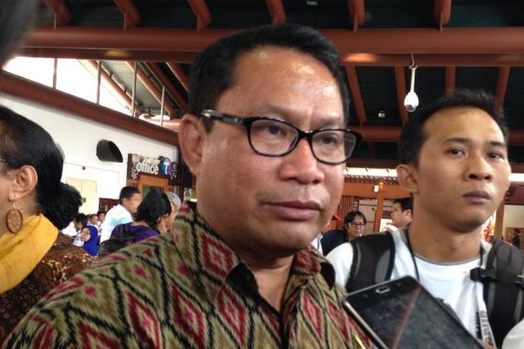 Ketua Komisi V DPR RI Fary Djemi Francis memberikan keterangan usai mengunjungi Terminal 2E Bandara Soekarno-Hatta, Tangerang, Senin (6/7/2015). 
