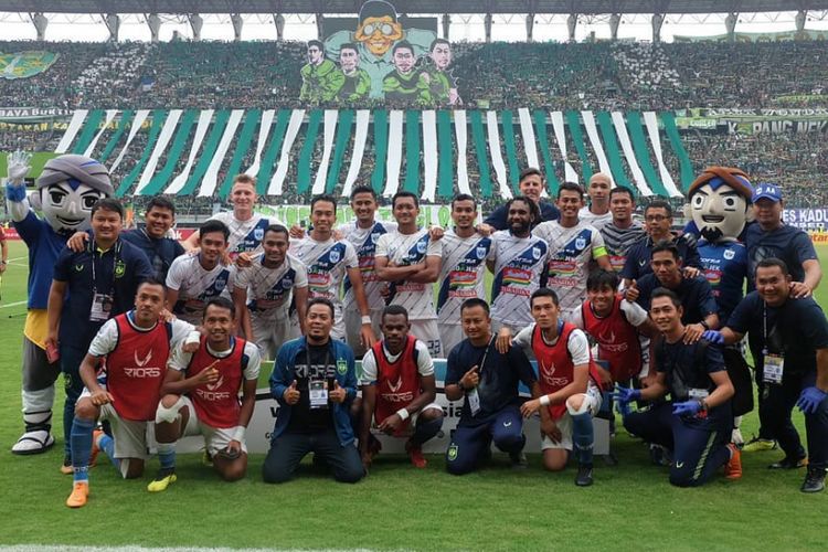 Para pemain, tim pelatih, dan ofisial PSIS Semarang saat bertandang ke markas Persebaya Surabaya di Stadion Gelora Bung Tomo.