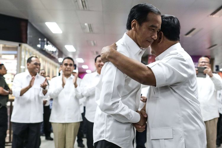 Presiden Joko Widodo dan Ketua Umum Partai Gerindra, Prabowo Subianto memberikan keterangan pers di Stasiun MRT Senayan, Jakarta Pusat, Sabtu (13/7/2019). Kedua kontestan dalam Pemilihan Umum Presiden dan Wakil Presiden tahun 2019 lalu ini bertemu di Stasiun MRT Lebak Bulus dan selanjutnya naik MRT dan diakhiri dengan makan siang bersama.