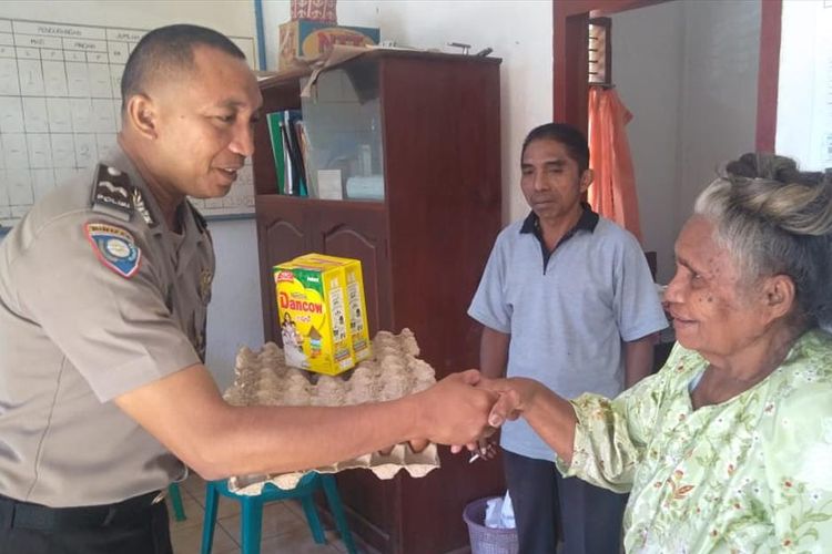 Anggota Polres Sikka memberikan sembako kepada warga Kecamaatan Bola, Kabupaten Sikka, Flores, Senin (1/7/2019).