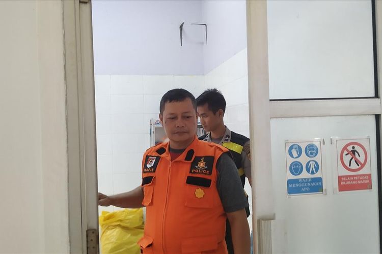 Dua anggota Polres Sukabumi Kota keluar dari ruang jenazah di RSUD Syamsudin, Sukabumi, Jawa Barat, Senin (22/7/2019).