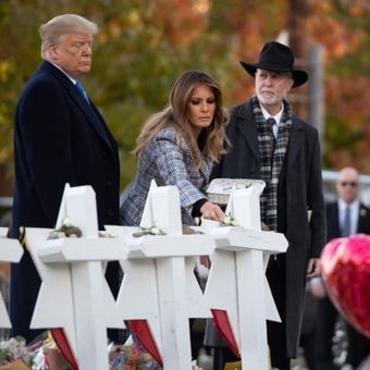 Presiden Amerika Serikat Donald Trump dan Ibu Negara Melania Trump, bersama Rabbi Jeffrey Myers, menempatkan batu dan bunga untuk memberi penghormatan kepada korban penembakan massal di sinagoge Tree of Life di Pittsburgh, Pennsylvania, Selasa (30/10/2018). (AFP/Saul Loeb)