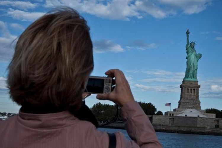 Lokasi wisata Patung Liberty kembali dibuka setelah beberapa waktu ditutup terkait shutdown pemerintah AS karena tak cairnya anggaran tahun fiskal 2014.