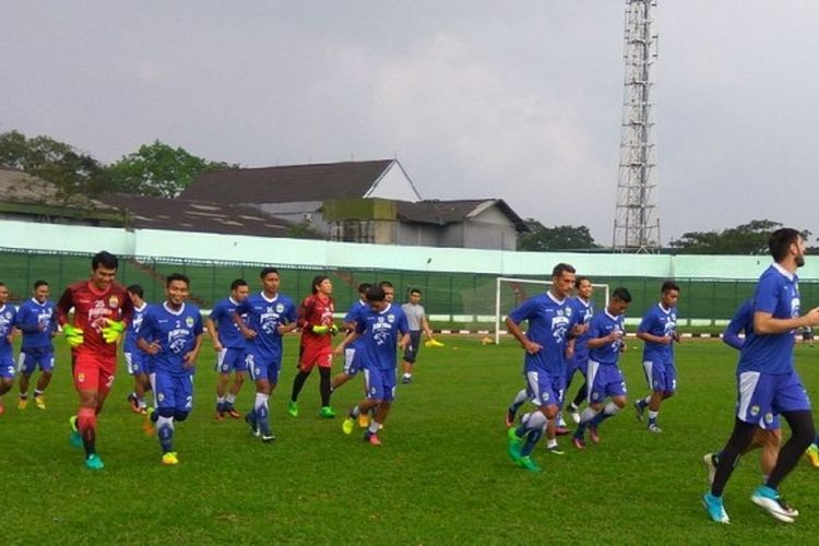 Para pemain Persib Bandung kembali berlatih seusai libur lebaran 1438 H di Stadion Siliwangi, Jumat (30/6/2017). 