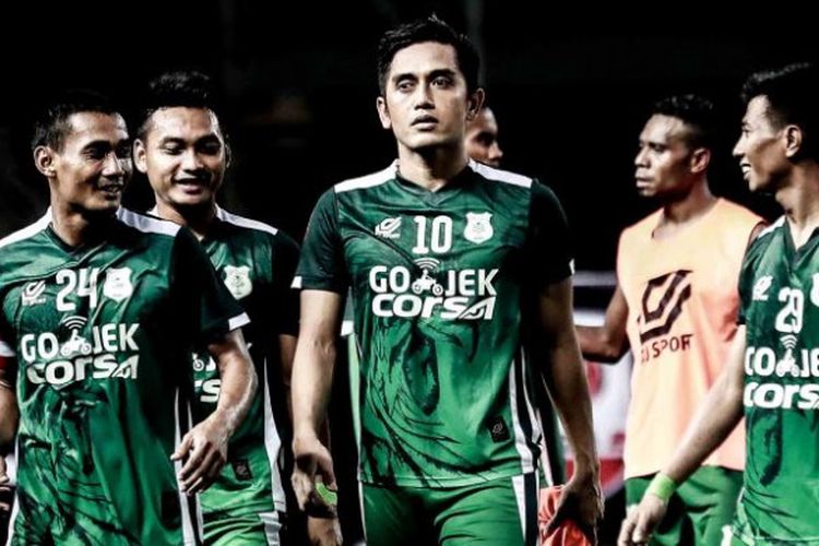 Duo pemain senior PSMS Medan, Legimin Raharjo (kiri) dan I Made Wirahadi (tengah) seusai timnya menang atas Kalteng Putra pada laga perdana Grup X 8 Besar Liga 2 musim 2017 di Stadion Patriot Candrabhaga, Kota Bekasi, Kamis (9/11/2017).
