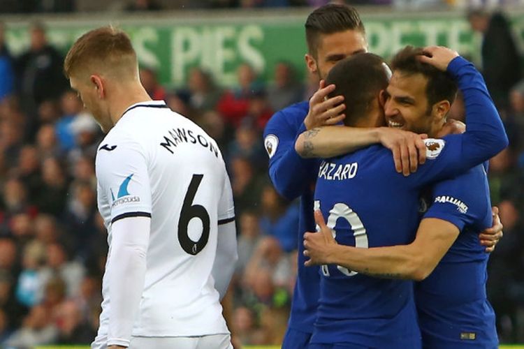 Pemain Chelsea melakukan selebrasi setelah Cesc Fabregas mencetak gol ke gawang Swansea City pada laga lanjutan Liga Inggris di Stadion Liberty, Sabtu (28/4/2018) malam WIB.
