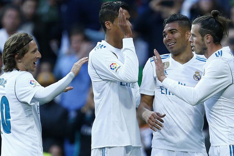 Para pemain Real Madrid merayakan gol ke gawang Celta Vigo dalam laga La Liga Spanyol 2017-2018 di Stadion Santiago Bernabeu, Madrid, pada Sabtu (12/5/2018).