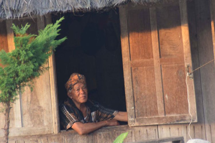 Tua adat Kampung Mbaru Gendang Ruteng Puu di Kecamatan Langke Ruteng, Kabupaten Manggarai, Flores, Nusa Tenggara Timur salah satu kampung tertua di wilayah Flores Barat.
