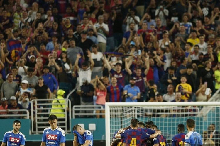 Pemain Barcelona, Sergio Busquets, merayakan gol dengan rekan setimnya saat melawan Napoli dalam pertandingan persahabatan pramusim di Stadion Hard Rock pada 7 Agustus 2019 di Miami, Florida.