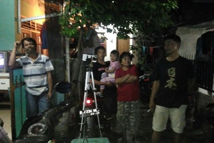 Warga RT 001/RW 005 Kampung Utan, Ciputat, Tangerang Selatan antusias ingin melihat gerhana bulan total, Rabu (31/1/2018) malam. 