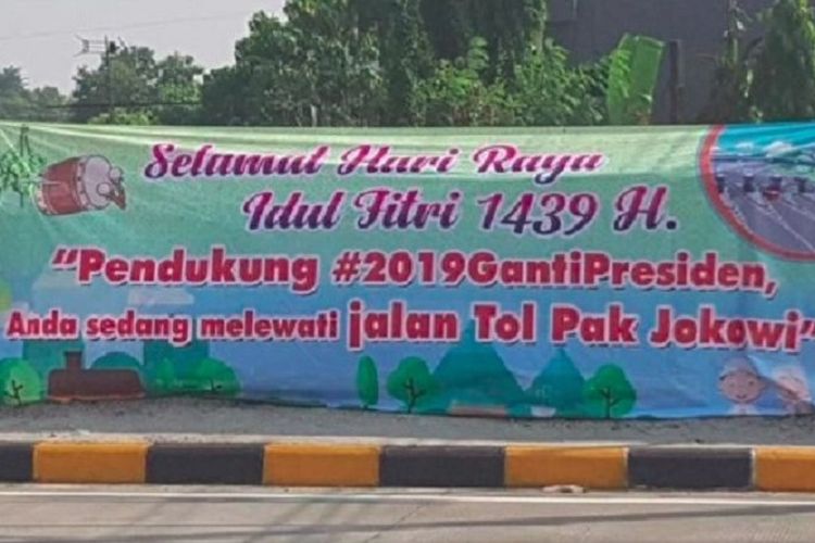 Spanduk di salah satu ruas jalan tol. Entah siapa yang memasangnya. Foto spanduk ini beredar luas di media sosial ditambahi narasi seputar Pilpres 2019.