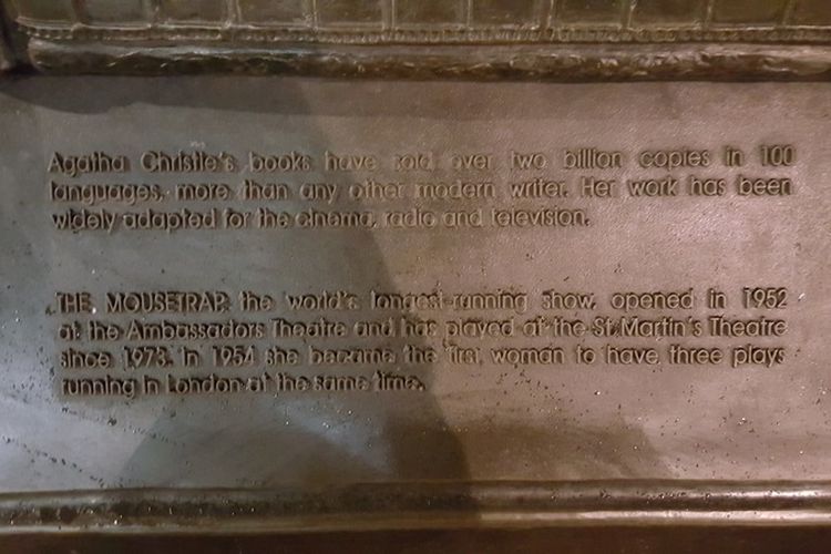 Penjelasan di Monumen Agatha Christie yang dibangun di antara Great Newport Street dan Cranbourn Street di kawasan Covent Garden di London, Inggris. 