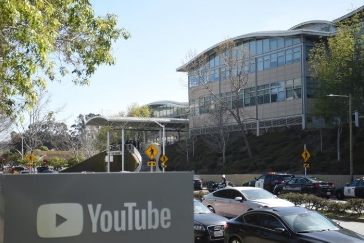 Kantor markas besar YouTube terlihat dipenuhi dengan polisi saat penembak aktif berada di dalamnya, di San Bruno, California, Selasa (3/4/2018). (AFP/Josh Edelson)