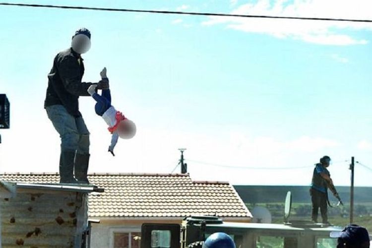 Seorang pria yang tak ingin kediamannya digusur pemerintah, naik ke atap sambil membawa anak perempuannya yang berusia satu tahun.
