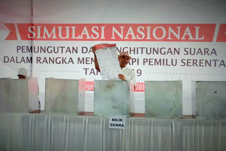Bupati Tangerang Ahmed Zaki Iskandar menjadi peserta simulasi pemungutan dan penghitungan suara Pemilu Serentak 2019 yang digelar di lapangan bola Kelurahan Sindang Sono, Kecamatan Sindang jaya, Kabupaten Tangerang, Banten, Sabtu (19/8/2017).