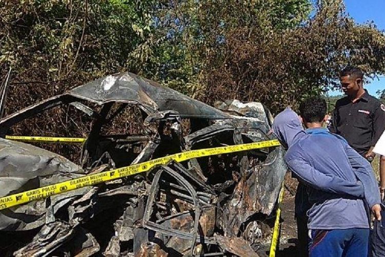 Sebuah mobil Toyota Avanza terbakar setelah bertabrakan dengan truk di Desa Langling Kecamatan Bangko Kabupaten Merangin, Jambi, Senin (25/3/2019).