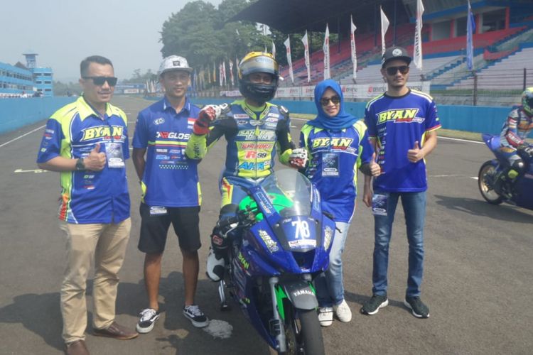 Pebalap asal Kepulauan Riau, Arief Kurniawan, saat hendak menjalani balapan seri ke-4 Yamaha Sunday Race (YSR) 2018 kelas Sport 150cc Pro, di Sirkuit Internasional Sentul, Kabupaten Bogor, Minggu (12/8/2018).
