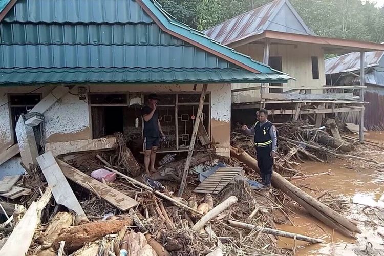 Kondisi  Desa Dengeng-Dengen, Kecamatan Pitu Riase, Kabupaten Sidrap akibat banjir bandang.