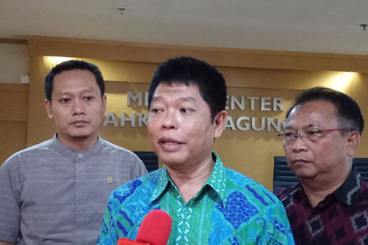 Kepala Biro Hukum dan Hubungan Masyarakat, Mahkamah Agung, Abdullah (tengah) membantah tudingan bahwa sistem pembinaan dan pengawasan MA terhadap hakim dan aparatur pengadilan tidak berjalan baik. Jakarta, Jumat (8/9/2017).