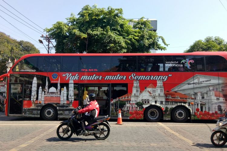 Bus tingkat wisata kota semarang terparkir di kawasan Kota Lama Semarang, Jumat (6/9/2017). Bus double decker wisata Semarang beroperasi setiap hari Selasa-Minggu, dari Museum Mandala Bhakti ke destinasi-destinasi wisata favorit Semarang, salah satunya Kota Lama.